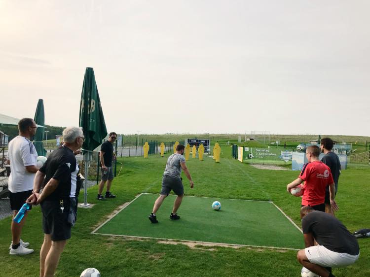 conplus's tweet photo. Gestern war der conplus-Ausflug mit “conprix“.
Dieses Jahr war das Können auf der FunFußball Anlage im Alpenpark Neuss gefragt.
Danach gab es ein leckeres Abendessen in der Hensen Brauerei!
Werden auch Sie Teil des Conplus-Teams!
#teamconplus #conplus #funlifebalance https://t.co/hllP97GzMX