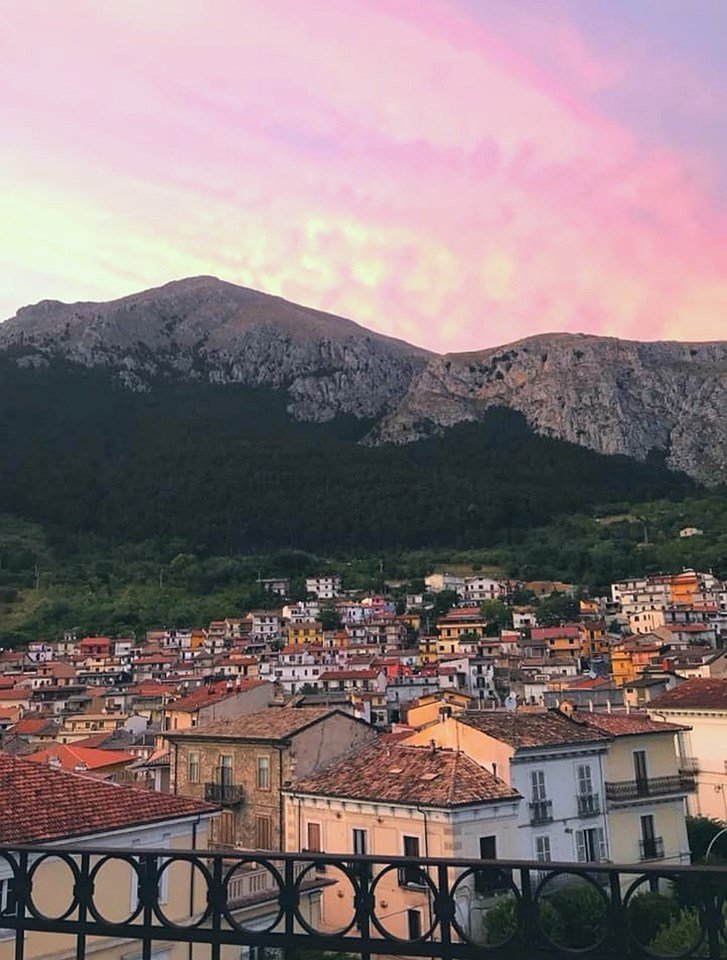 "L’aria è rosa. Un antico crepuscolo ha tinto la piazza e le sue mura. E dura sotto il cielo che dura, estate rosea di più rosea estate." #29Agosto #Celano #abruzzo <a href="/paesaggiabruzzo/">Paesaggi d'Abruzzo</a> <a href="/YourAbruzzo/">Visit Abruzzo</a> <a href="/Italia/">Italia.it</a> <a href="/italiaapiedi/">Italia a piedi</a> <a href="/borghi_ditalia/">Borghi d'Italia</a> <a href="/touritalynow/">Tour Italy Now</a> <a href="/itineraridabruz/">Itinerari d'Abruzzo</a> <a href="/paesionline/">PaesiOnLine</a>