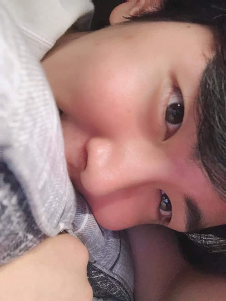 SF9_umi's tweet photo. ソファに横になって携帯をいじってた私の視界いっぱいに突如おっぱが出現。驚いて、え？いつ帰ってきたの？って尋ねると、
「今だよ。ただいま、○○」って最高に優しい顔で言うから口籠もる。
「ねえ？おかえりは？言ってくれないの？」ってまた顔を覗き込まれるからそのまま死亡です。
#SF9で妄想 https://t.co/LKff7CR3OV