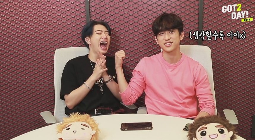 falsetto0106's tweet photo. อันนี้ตลก ยองแจเล่าว่าเมื่อก่อนเวลาไปไหน 7 คนจะนั่งรถคันเล็กเบียดกันไป แล้วตัวน้องจะไม่ยอมขึ้นก่อน จินยองเลยบอกว่า นายกับแจ็คสันน่ะตัวดี เพราะเบาะข้างหลังมันนั่งแล้วอึดอัด เวลาออกไปไหน 7 คน แจ็คแจจะแอบตามตึกข้างๆก่อนแล้วค่อยโผล่ออกมาขึ้นรถเป็นสองคนสุดท้าย จะได้นั่งหน้าๆ 5555 https://t.co/FRjrzyBQjV