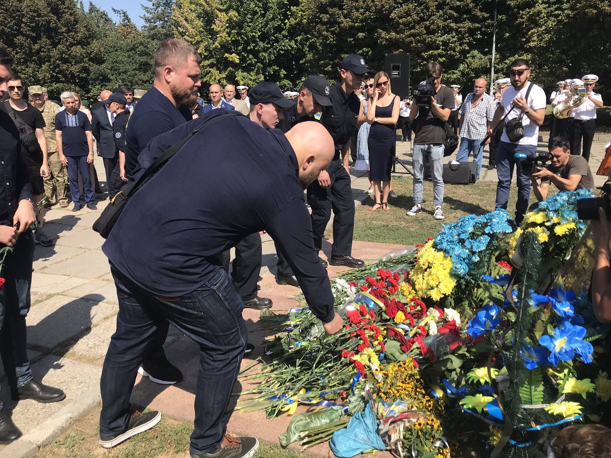 NKOdesa's tweet photo. 📣Представники ПП «Національний Корпус» взяли участь в покладанні квітів на честь воїнів, що поклали своє життя захищаючи теріторільн�� цілісність України.

👉Подробиці в нашому телеграм-каналі: https://t.co/LSuDYVgUsf

#НацКорпус #Одеса #Квіти https://t.co/ONRZdQ3c37
