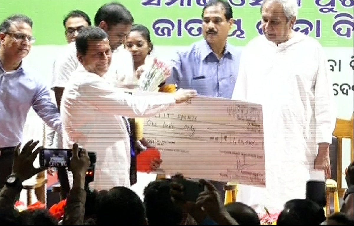 Junglecrymovie's tweet photo. The real hero of @CryJungle and founder of @kissfoundation and @KIITUniversity @achyuta_samanta recieves the prestigious award for the best contribution to promotion of sports on the occasion of #NationalSportsDay
@AbhayDeol @RealEmShah @sagarballary #psbh @BHPProd https://t.co/epjuJ0Jdqd