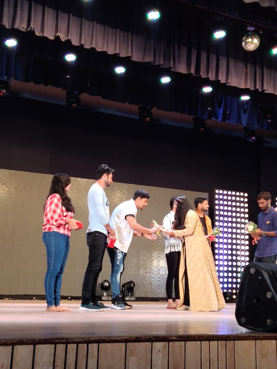 TeacherOfTheYe4's tweet photo. Its was an amazing experience at Tagore Memorial Hall last night. Thank you so much, Ahmedabad.
Teacher Of The Year releasing on 13th September.

#TeacherOfTheYear #ParthTankProduction #MoviePromotion
#GujaratiFilm #13thSept https://t.co/GGhONEnfBU