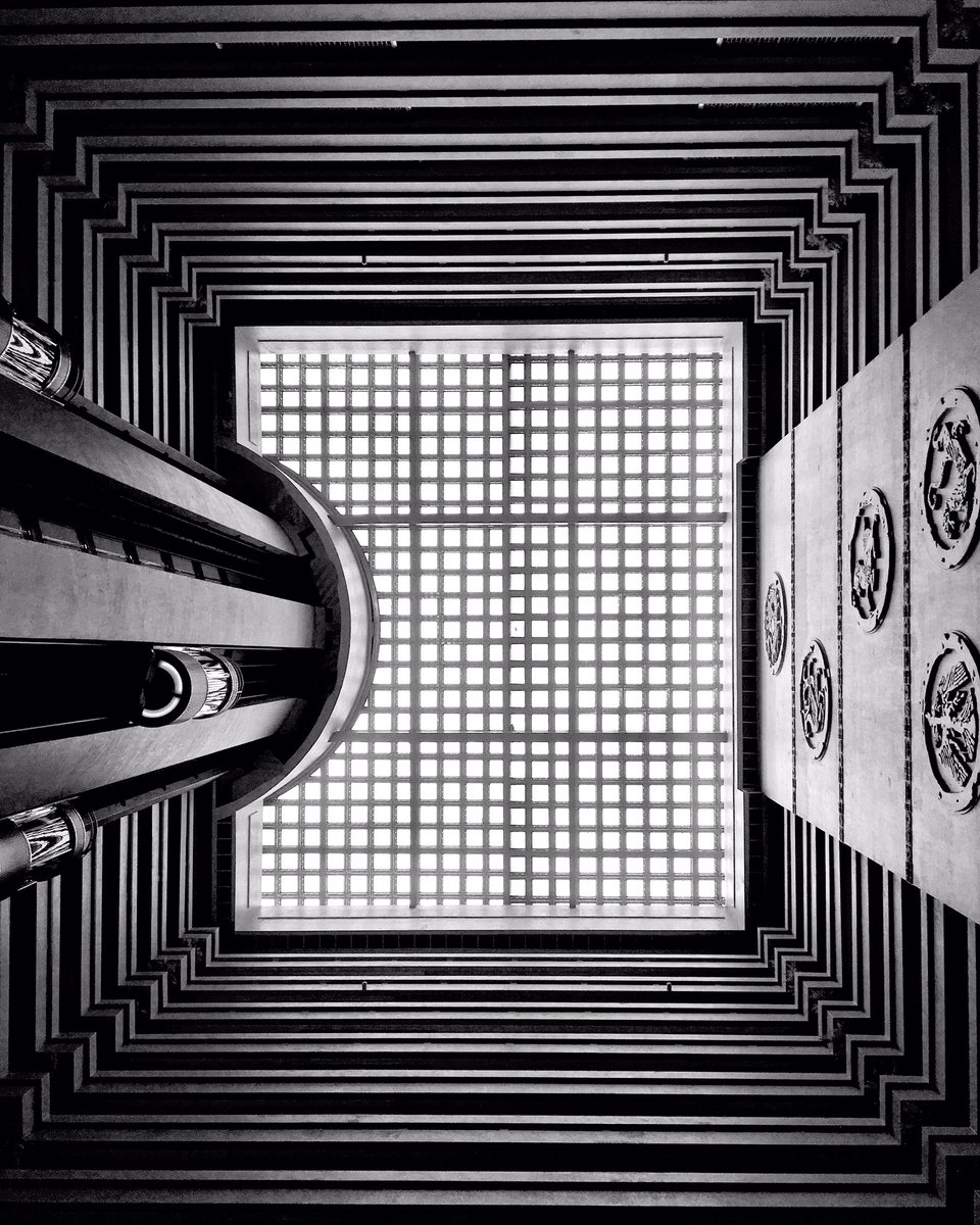 🇹🇼#Taipei #Taiwan #architecture #archi #structure  #geometry #leadinglines #blackandwhite #Symmetry #building   #minimal_lookup #bnw_unlimited   #台北 #台灣 #台湾 #建物