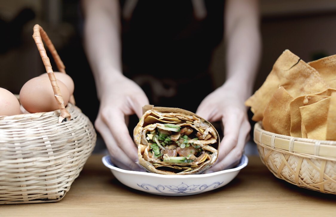 ChineseFoodFest's tweet photo. 【PLEASANT LADY JIANBING 可人煎饼】brings one of China's most popular street food items, Jian Bing, to every hungry Londoner. Juicy Chinese style pancakes filled with herbs, spices and choice of meat with the best ingredients .#2019cff #pleasantlady https://t.co/zKI98MiL35