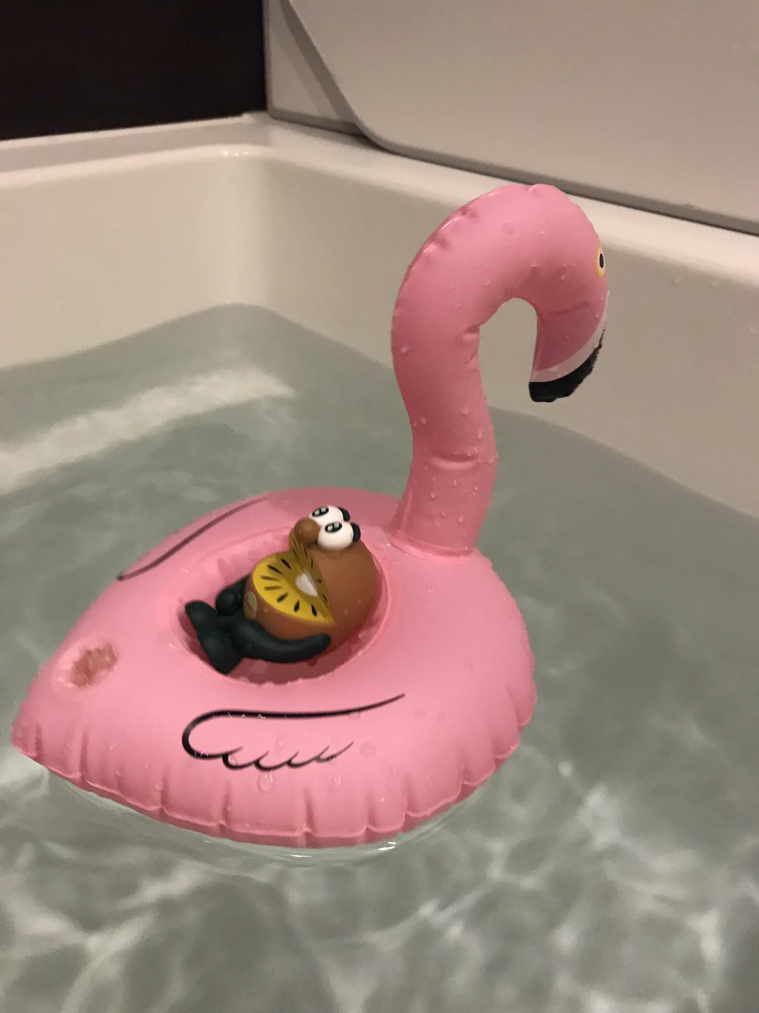 キウイ買ったらキウイ野郎がついてきたwwwお風呂を漫喫中！！！