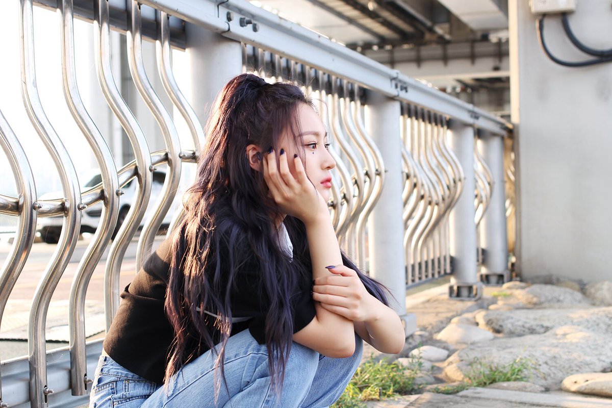 hf_dreamcatcher's tweet photo. [🎁] 꿈둥이 사진 보고 가세요❤

시연이의 ‘Eraser’ 스페셜 클립 영상 잘 보셨나요?!
노을과 잘 어울리는 
시연이의 비하인드 사진도 보고
오늘 하루 파이팅‼
ヽ(^◇^*)/

#드림캐쳐 #Dreamcatcher #시연 https://t.co/586ZM31QWL