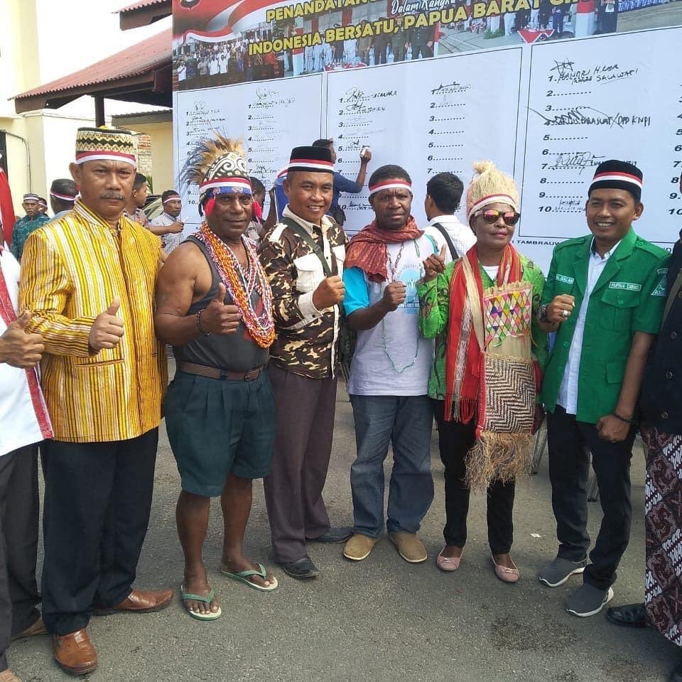 Official_Ansor's tweet photo. Deklarasi Papua Damai,,, Seluruh elemen masyarakat beserta TNI POLRI bersatu padu dalam kerukunan saling menghargai &amp; menghornati.. Mapolres sorong, tgl 29 - 8 - 2019. Jam 9.30 WIT  #PapuaDamai https://t.co/YRnHHfGCtp