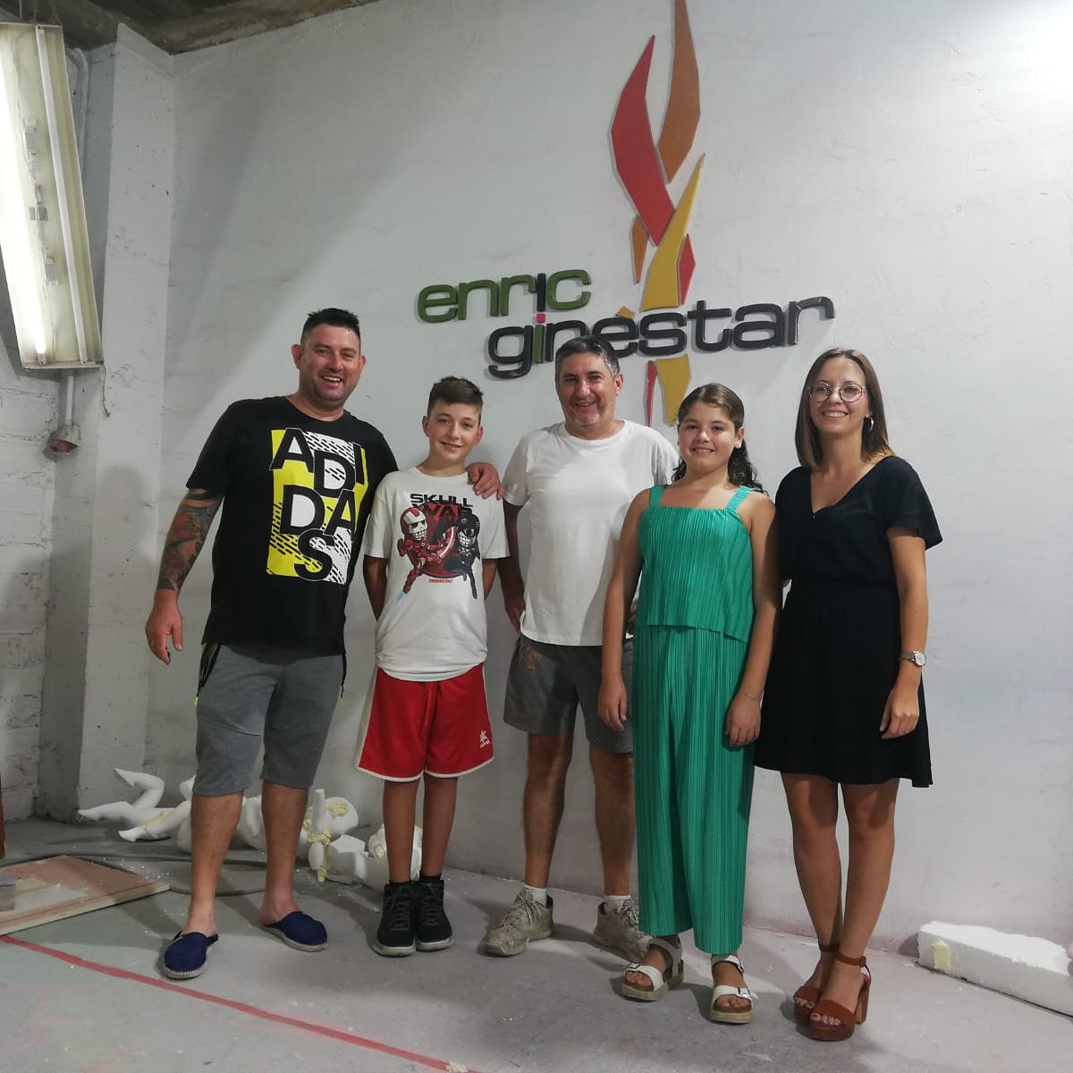 FallaSaladar's tweet photo. Els nostres representants 2020 van visitar el taller d'Enric Ginestar per tal de veure com avança la confecció de la falla infantil que el pròxim març plantarem al nostre encreuament 🔥

👉 #FallaSaladar #Falles2019 ##FallesDénia2020 #Saladar2020 https://t.co/BnJa3oLPns