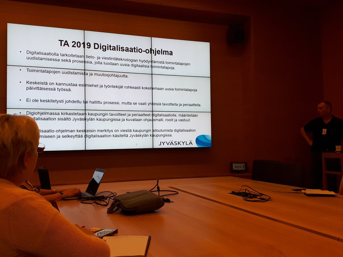 HeikkiTalkkari's tweet photo. #juhta vierailumatkalla Jyväskylässä. Tutustuttiin Kelan Keltinmäen IT ja tietopalvelu toimintoihin sekä Jyväskylän kaupungin Digiohjelmaan. Kiitokset esittelijöille! https://t.co/l62IfJJQrJ