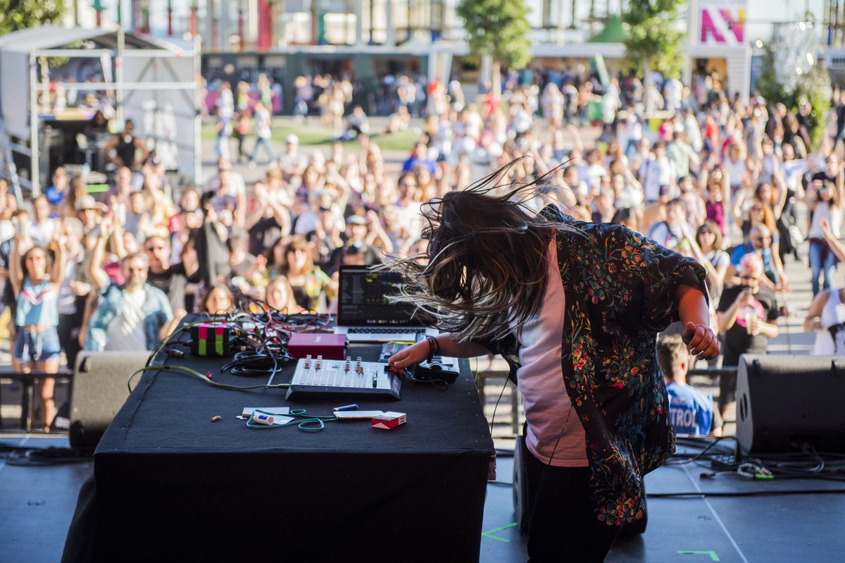PrimaveraPro's tweet photo. Pretty and strong: KIRARA playing the Night Pro stage. #PrimaveraPro19
Photo: @hara_amoros https://t.co/zyN3bVcMxa