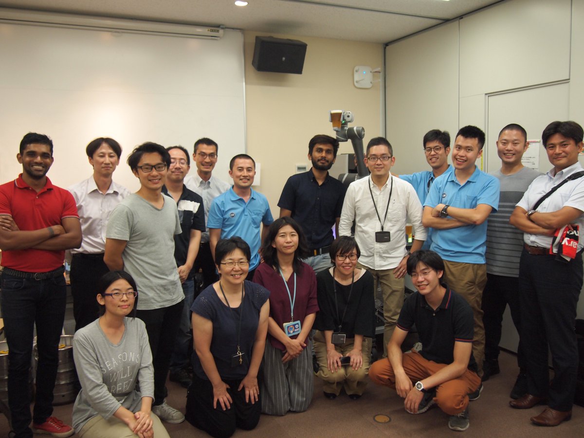 tezsawa's tweet image. 本日の新入社員歓迎会の様子

#ConnectedRobotics #ロボットがビールいれてくれるよ