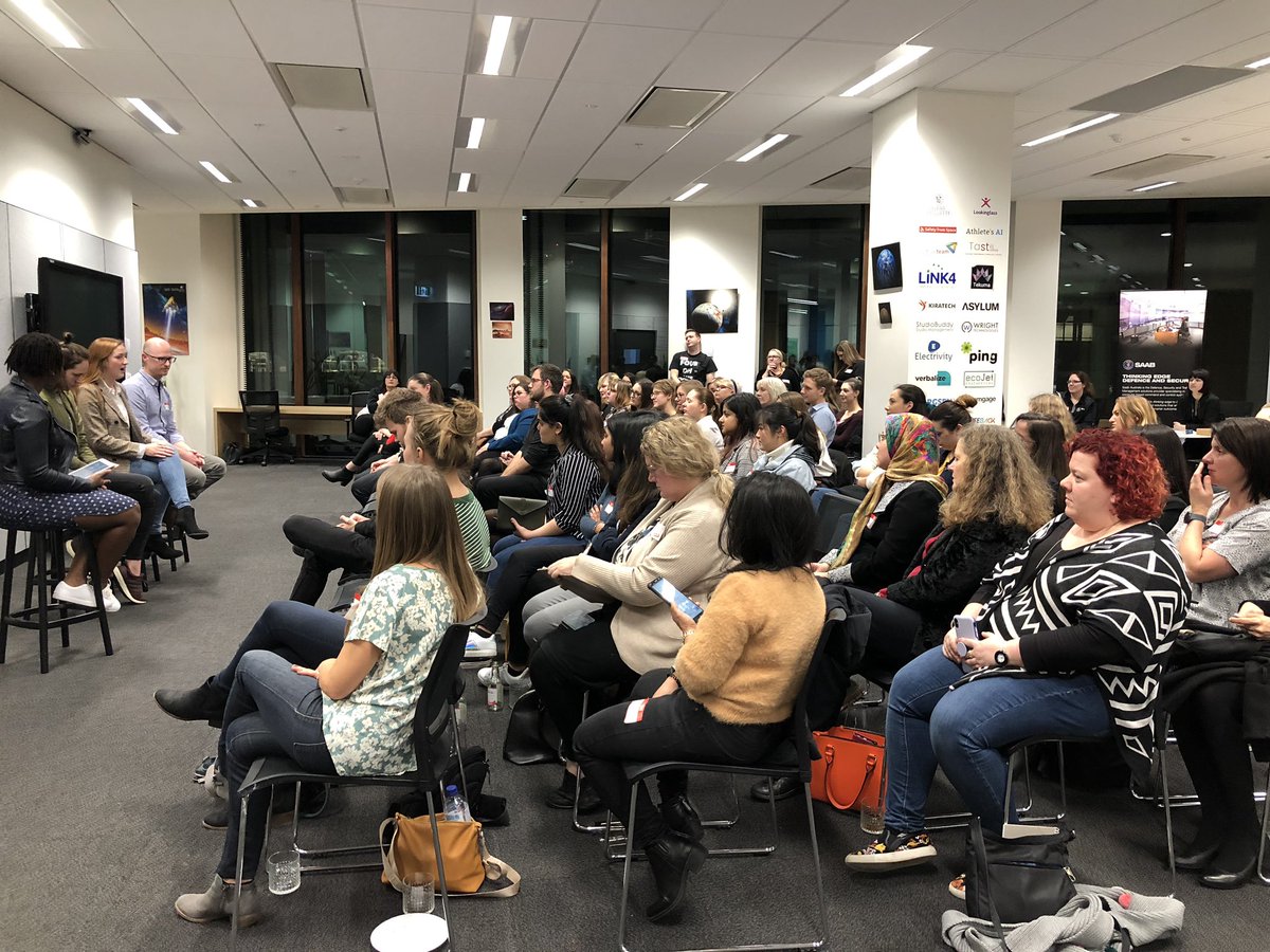 codelikeagirlau's tweet photo. #CLGCrackingTech with panelists @ZvikoMasiiwa @imann04 @Ella_Macintyre and Lilly Harris at @ICCUniSA today https://t.co/uqQPPbVg0O