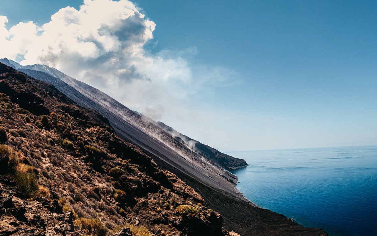 Un #vulcano rimane pur sempre un vulcano. Questo è #Stromboli due settimane fa, la #natura è imprevedibile e mostruosamente affascinante allo stesso tempo.
#eolie #isoleeolie #aeolianislands #Sicilia