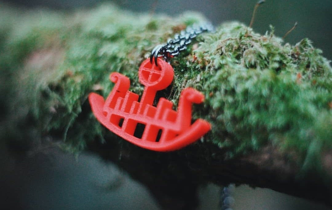 skogsagas's tweet photo. Does anyone else find moss so irresistible? I struggle to walk past moss and not touch it. 

Red petroglyph pendant available from https://t.co/Jsic8lDd4P ⚔ https://t.co/02woVBe7Ju