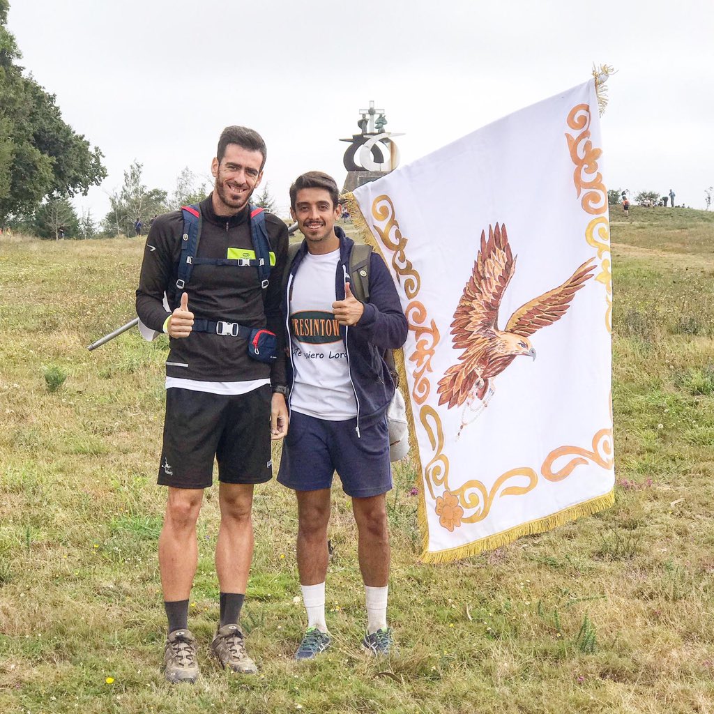 Nuestros abanderados del paso blanco tambien portan la bandera del papel en el camino de santiago <a href="/agonzalez3/">Andres Gonzalez</a> y @javi_azor #elcaminoajpb #SomosBlancos
