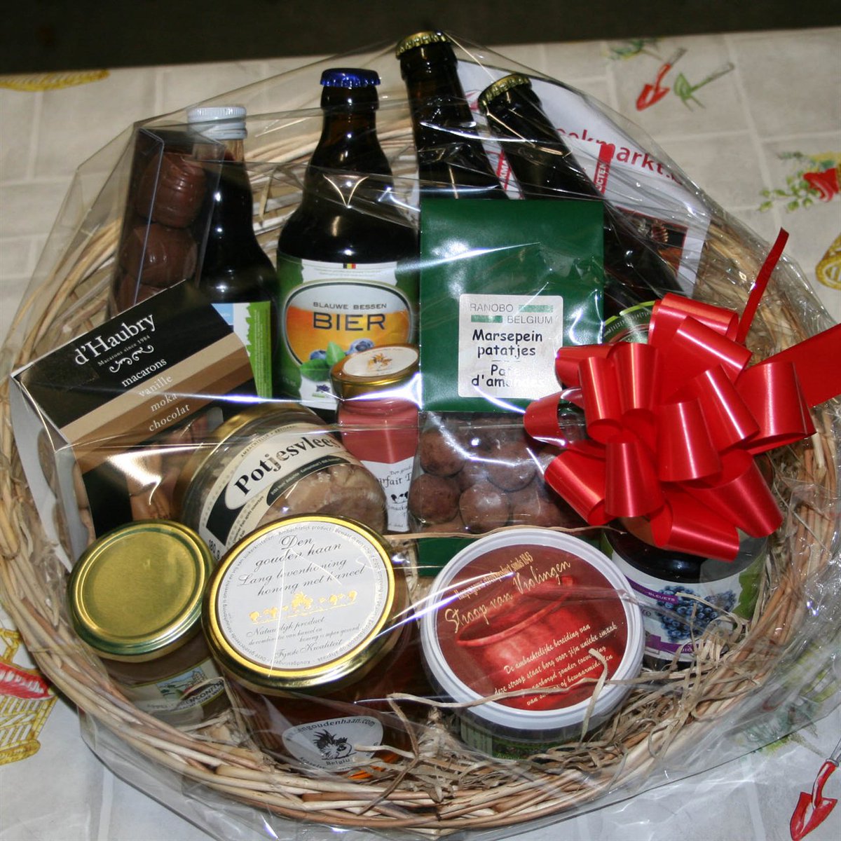 Streekmarkt_be's tweet photo. 100% Belgische streekproducten, perfect als een relatiegeschenk voor de feestdagen. We hebben zelf verschillende pakketten samengesteld, maar je kan vanuit ons hele assortiment jouw luxebox samenstellen. #shopping #gifts🎁 

💻 https://t.co/C59e37gqfO
📞 +32 493 68 23 96 https://t.co/NE8HEJ4JKp