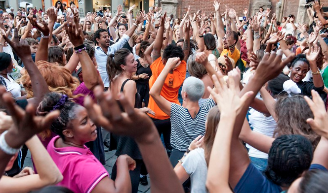 Dal 2 settembre (tutti i giorni ore 10-18) sarà operativo il numero +39 3924768182 e dal 3 settembre, dal martedì al sabato, ci troverete nell' #INFOPOINT di <a href="/BiblioSalaborsa/">Biblioteca Salaborsa</a> !

Passate a trovarci e a ritirare il programma del Festival!
danzaurbana.eu/festival/