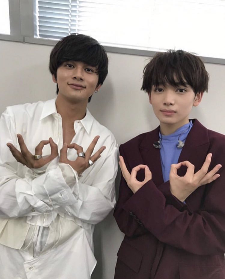 qqm1_'s tweet photo. 一昔前の皿のツーショ(ギリ肩当たる)でりゅびちゃんヲタクしてるの超可愛いたくみも嬉しそうで超可愛い https://t.co/jhos2RLHvC