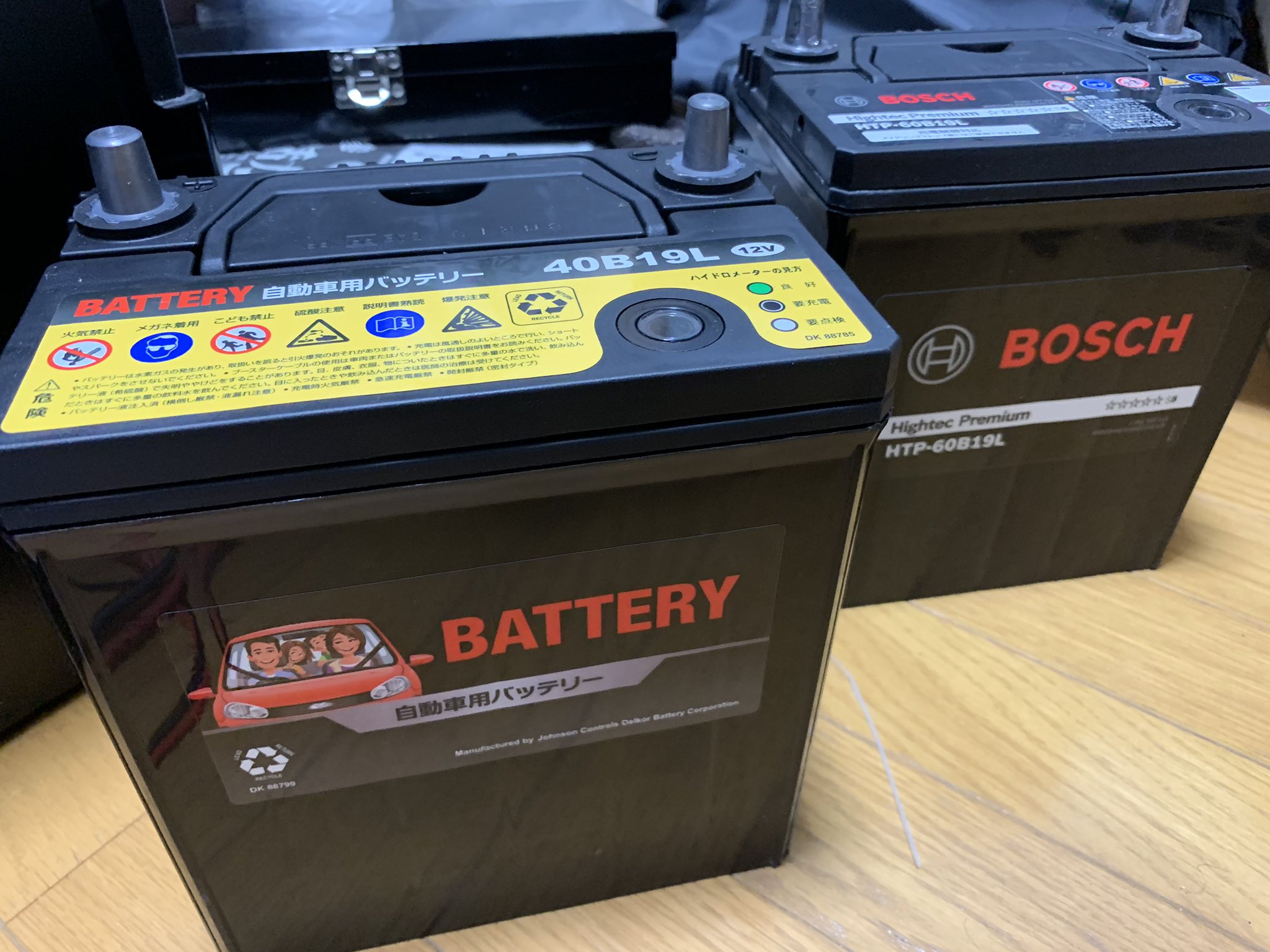 Low うっかりミスでバッテリー 右 放電させちゃって 応急としてコーナンで1番安いやつ 左 買ってきたらなんか混乱した 見覚えあるぞ Low うっかりミスでバッテリー 右 放電させちゃって 応急としてコーナンで1番安いやつ 左 買ってきたらなんか混乱した 見覚えあるぞ