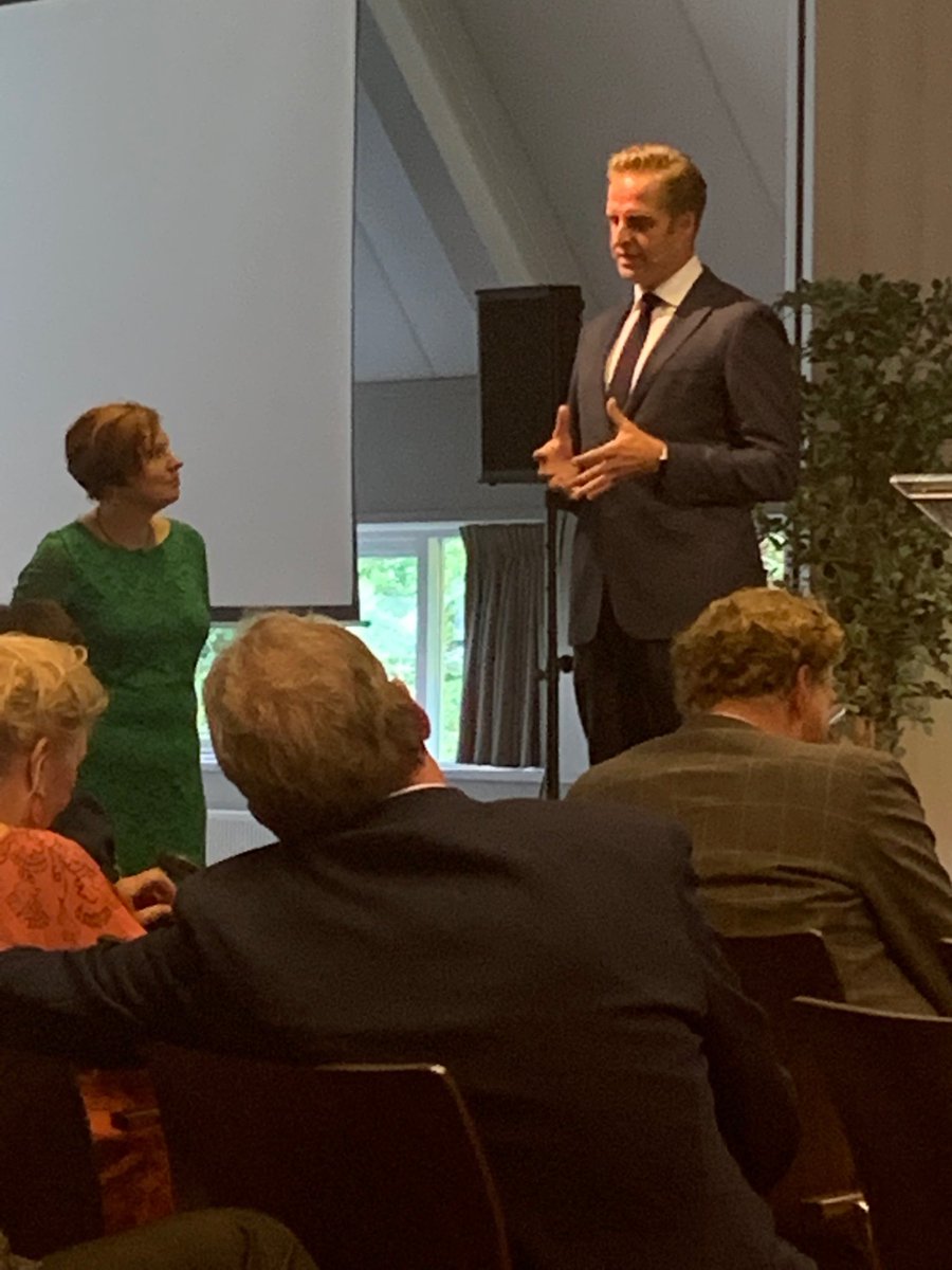 PeterNoordhoek's tweet photo. @hugodejonge pleit voor minder ‘staatsonthouding’ als mensen in de knel komen. Veel verwijzingen naar de ‘kleine luyden’ van Kuiper en opgave weer de verbinding te zoeken. #csc2018 #twitterdoetgeenrecht https://t.co/gmDYNiKDFH