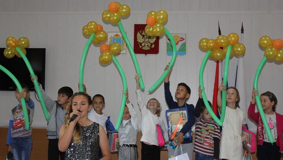 <a href="/Stavradm/">Администрация Ставропольского района</a> <a href="/Medvedev__VM/">Медведев Владимир</a> Ребята очень обрадовались такому к себе вниманию, полезным подаркам, шоколадкам и шарикам. В ответ они подарили добрым взрослым свои искренние улыбки, которые, так хотелось бы, чтобы искрились на лицах этих детей как можно чаще!