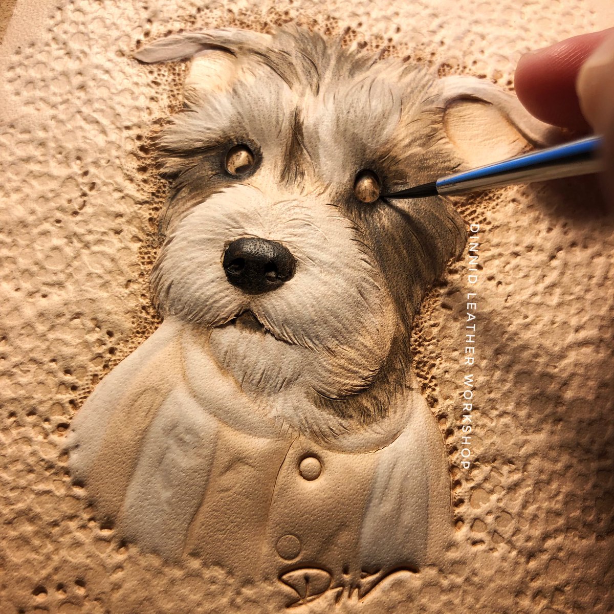 DinniDLeather's tweet photo. 「冬甩」史納莎、雪納瑞Schnauzer 鑰匙圈
from Hong Kong 🇭🇰 #皮雕藝術 #皮雕工藝 #皮雕 #dinnidworkshop #handmade #leatherart #leathercraft #leathercarving #掛飾 #keychain #leatherdye #acrylicpainting #leathertooling #catloversclub #鑰匙圈 #schnauzer #史納莎 #雪納瑞 https://t.co/vmubNfSY7O