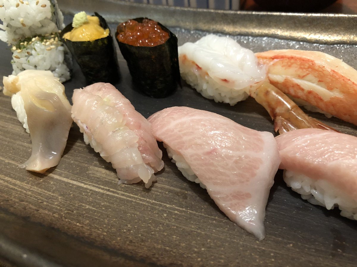 shin_woblog's tweet photo. 🍣【絶品】🍣

1枚目“岩牡蠣”
2枚目”極上にぎり”
3枚目”えんがわ”

久しぶりにこんなに
うまいもの食べた！

1番驚いたのは3枚目の
《えんがわ》

あれ、
えんがわって白じゃないの？
と思いました！

食感もプリプリで
幸せだったなあー！！

平日で空いてたから良かった😋 https://t.co/keA77CLBpq