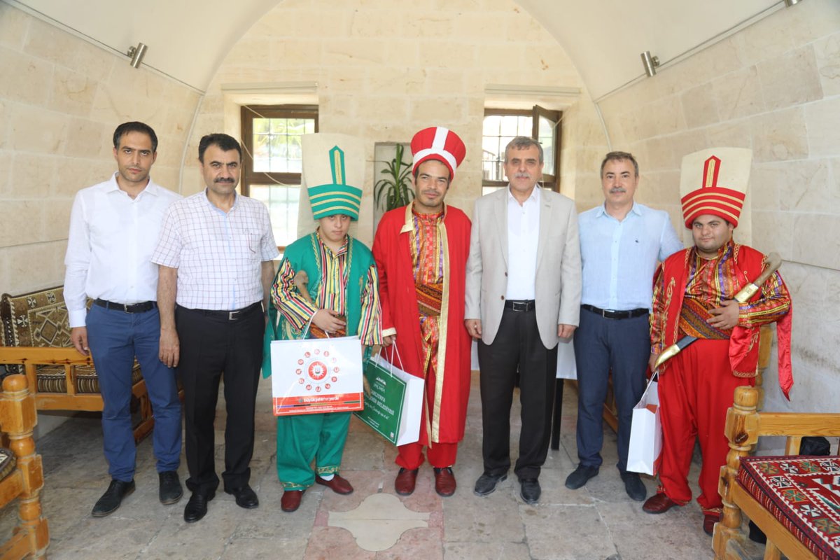 zabeyazgul's tweet photo. Engelli yaşam merkezinde özel  kardeşlerimizin oluşturduğu Mehter Takımında görev alan mehteranlarla bir araya geldik. Bu kardeşlerimiz başarının engel tanımadığını bir kez daha gösterdiler. Engel tanımayan kardeşlerimizi ve hocalarımızı tebrik ediyorum. https://t.co/wMAtzL3UbC