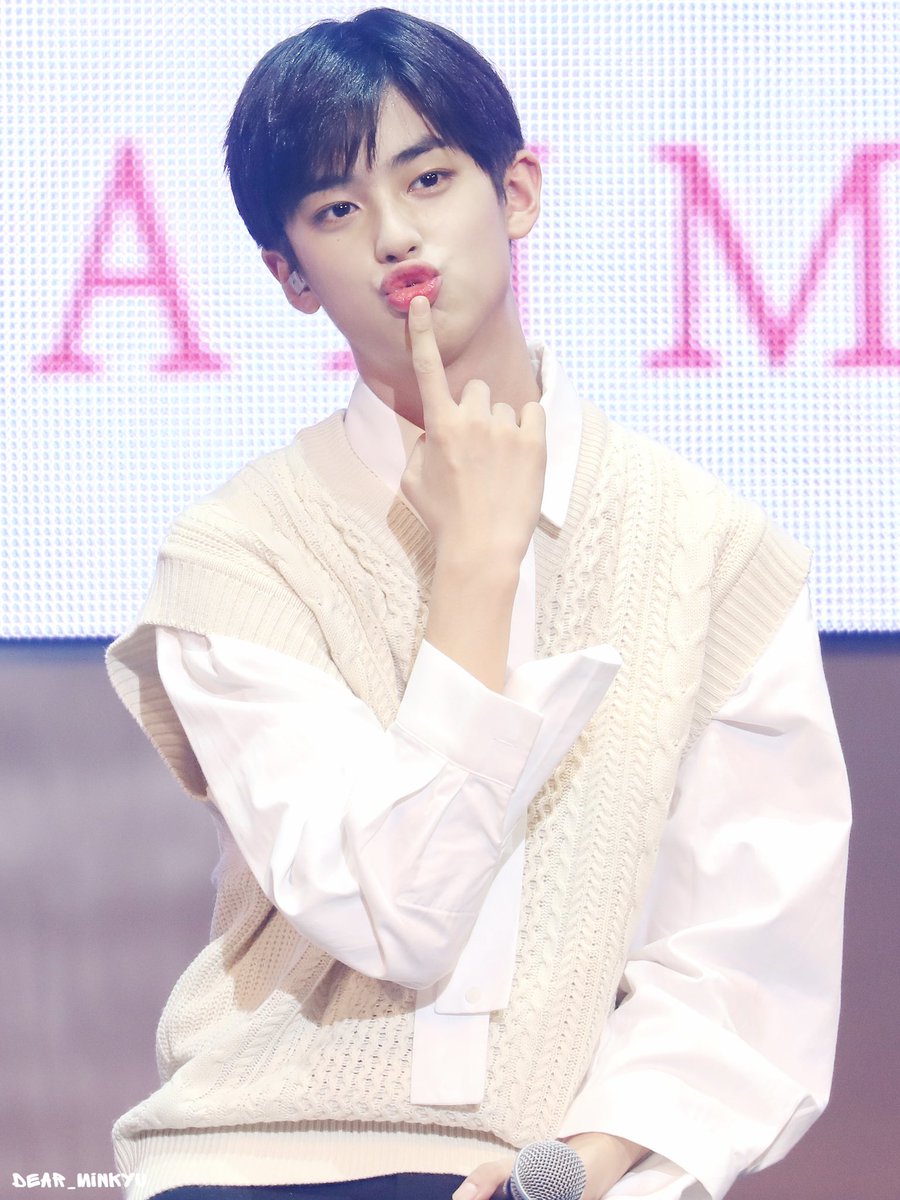 DEAR_MINKYU312's tweet photo. 190825 팬미팅

🤫😗

#김민규 #민규 #KIMMINKYU https://t.co/io3RpaUaoa