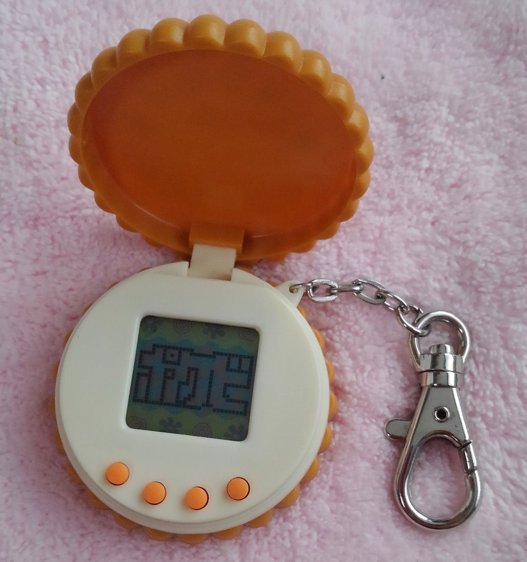 やっくん 1997年に株式会社マークスから発売した ポケットビスケッたです ポケットビスケッツをビッグアーティストに育てるビスケット型の 携帯ゲームです 超なつかしい Red Angel ポケットビスケッツ T Co W1qjb50dzl