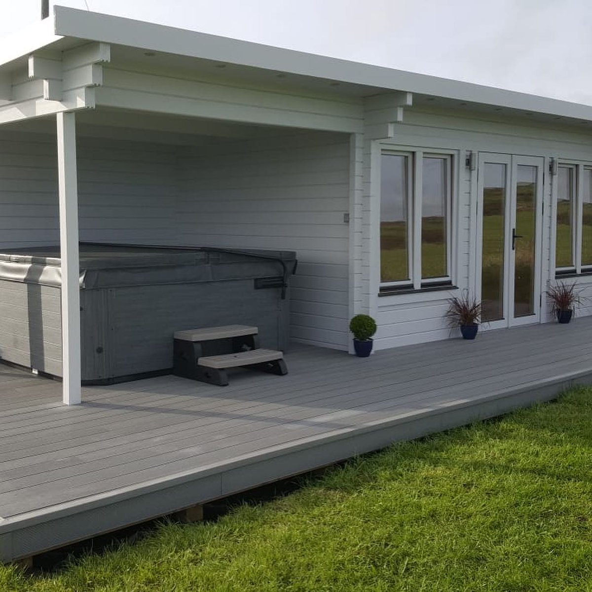 ocspas's tweet photo. ‼️HOT TUB ENVY ALERT ‼️ 
Last week was spent installing this GRAND BAHAMA spa in Sancreed.
We worked with our great friends Garden Buildings Cornwall Ltd and the result is simply breathtaking. https://t.co/gZpRTCQmch