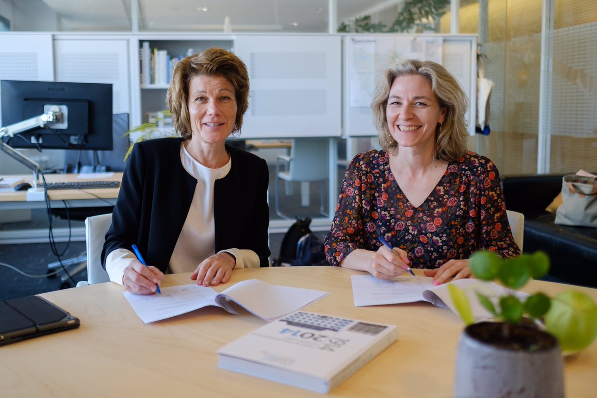 Utrecht kiest uit vier banken BNG Bank als huisbankier. ‘In de aanbesteding is bijzondere aandacht uitgegaan naar duurzaamheid’ zegt wethouder Anke Klein ( rechts op foto). #duurzaam #utrecht #bngbank 

bngbank.nl/Pages/Gemeente…