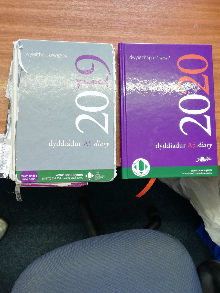 Daeth yr awr.......
Ond dwi jest yn gwbod y byddai'n cario'r ddau o gwmpas am wythnosau 'rhag ofn fydda'i wedi anghofio rhoi rwbath pwysig i fewn yn yr un newydd!!!'
<a href="/YLolfa/">Y Lolfa</a> <a href="/PalasPrint/">Palas Print</a>