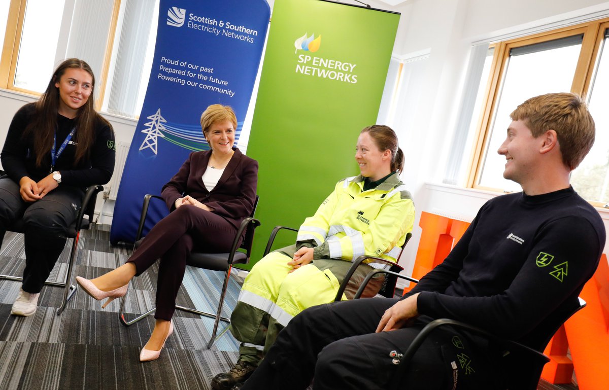 ScotGovFM's tweet photo. FM @NicolaSturgeon has announced a £7.5m project between @scotgov and @SPEnergyNetwork &amp; @ssencommunity to deliver more electric vehicle charging points and the infrastructure needed to support them.
Find out more here - https://t.co/mrL5doRqXY https://t.co/EqZupUsDKY