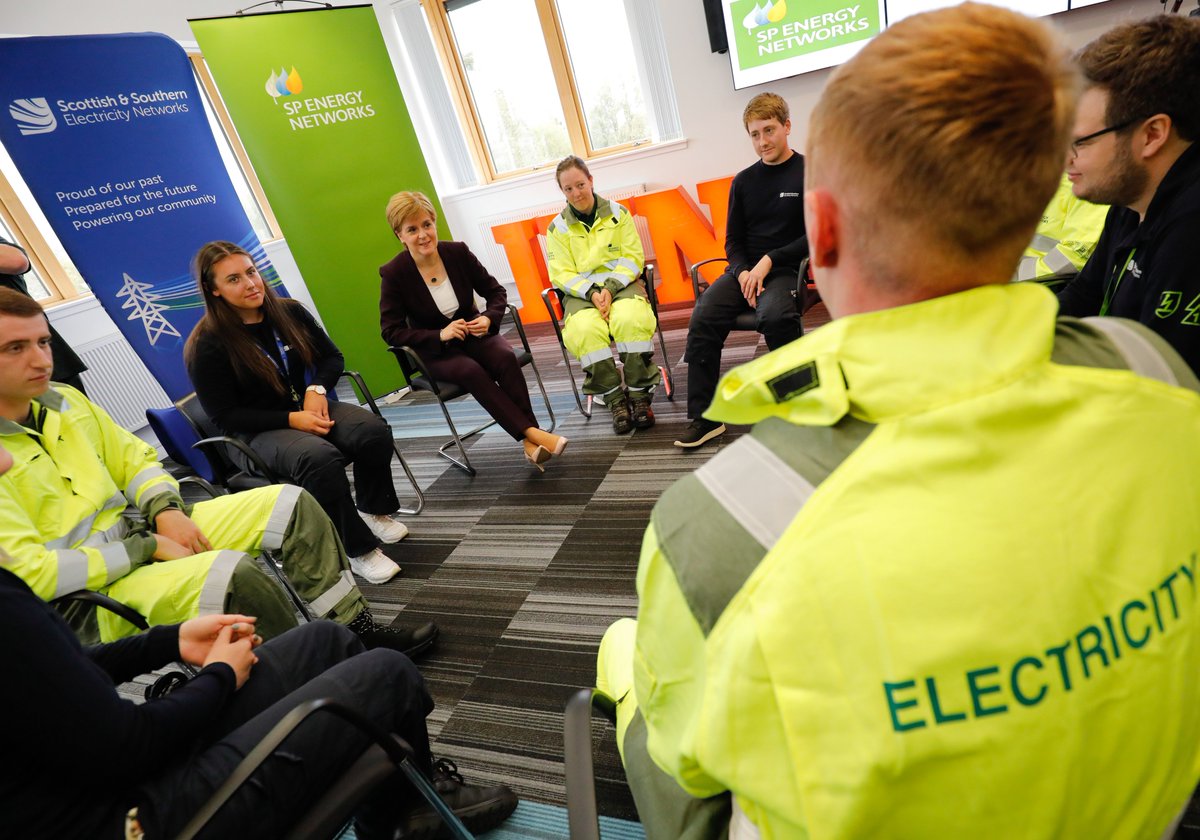 ScotGovFM's tweet photo. FM @NicolaSturgeon has announced a £7.5m project between @scotgov and @SPEnergyNetwork &amp; @ssencommunity to deliver more electric vehicle charging points and the infrastructure needed to support them.
Find out more here - https://t.co/mrL5doRqXY https://t.co/EqZupUsDKY