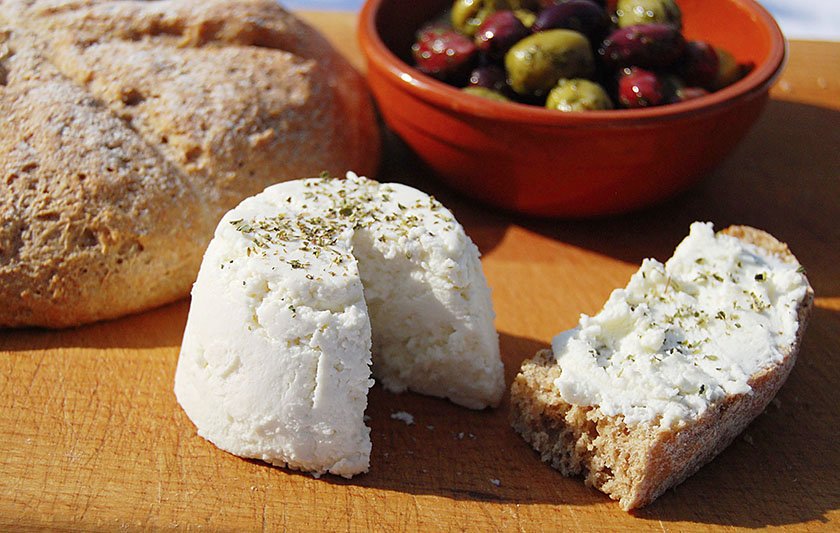 Inspired by the #LastSupperInPompeii exhibition @AshmoleanMuseum, I made some #Roman cheese to go with my #Pompeii bread. Result: A soft, crumbly texture with a delicate creamy flavour — delicious with a drizzle of honey! #Columella #RomanFood