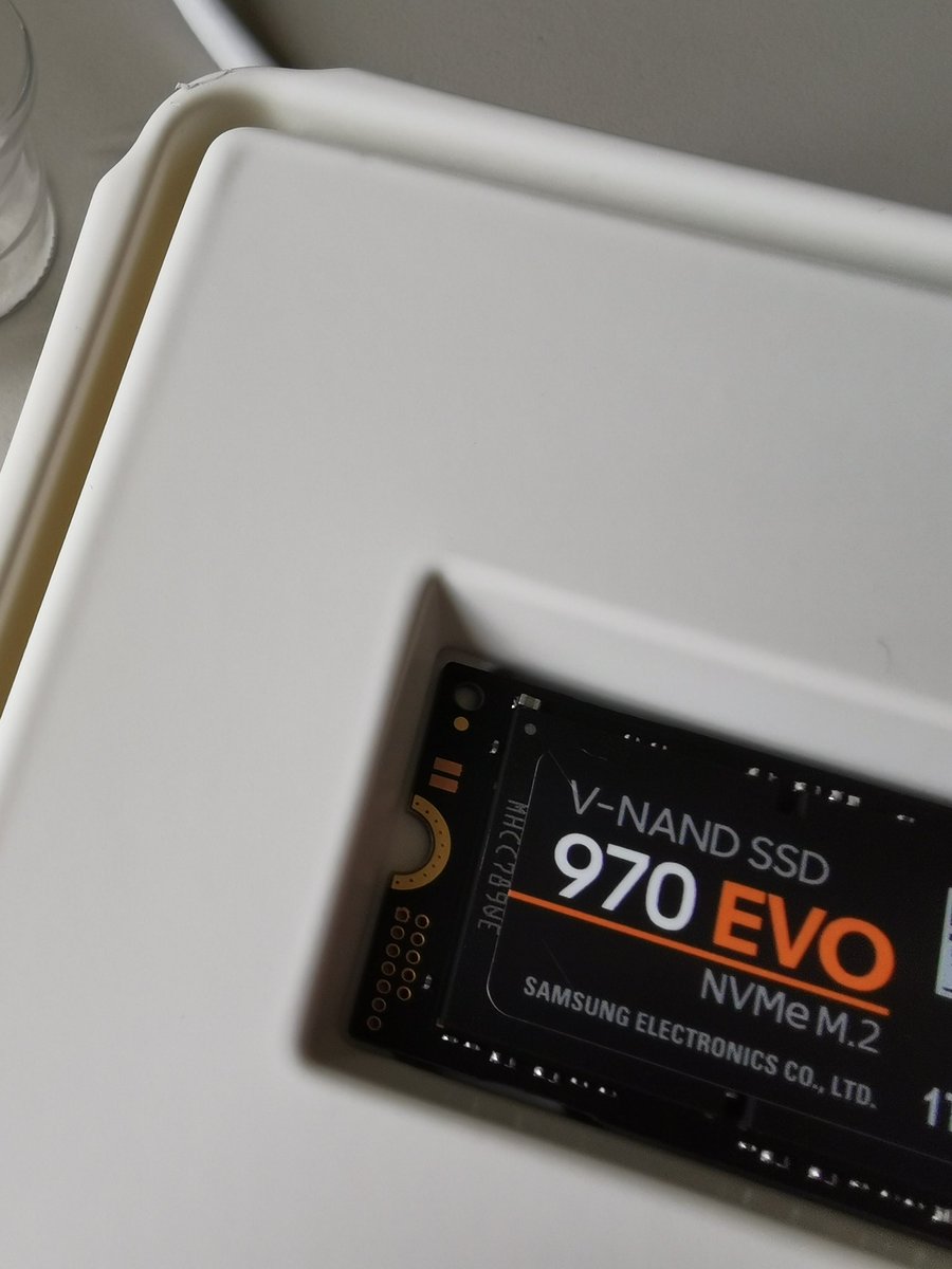 DerDavidus's tweet photo. Und die besten SSDs kommen immer noch von @SamsungDE 😋
#Aufrüsten #970EVO https://t.co/WyxFnULeLl