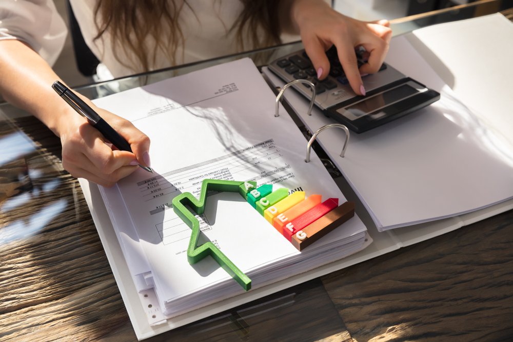 Wie de EPB-regels en eisen niet nauwkeurig naleeft, riskeert een boete. Als aangifteplichtige hangen er ook grote bedragen aan vast. Lees nu onze tips voor het vermijden van een EPB-boete voor jouw project: bit.ly/2NDACRd.