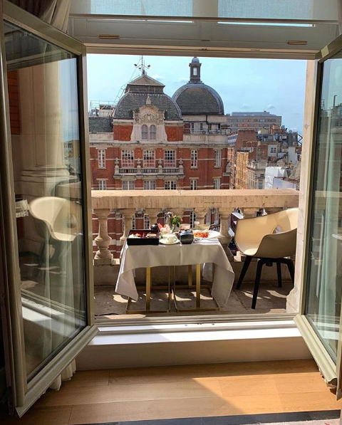 MO_LONDON's tweet photo. Hello Knightsbridge, we are enjoying this sunny morning with you! #SpecialMOments #ImAfan #LondonLife #MagicInKnightsbridge #MOViews https://t.co/3RcC5ojGDf