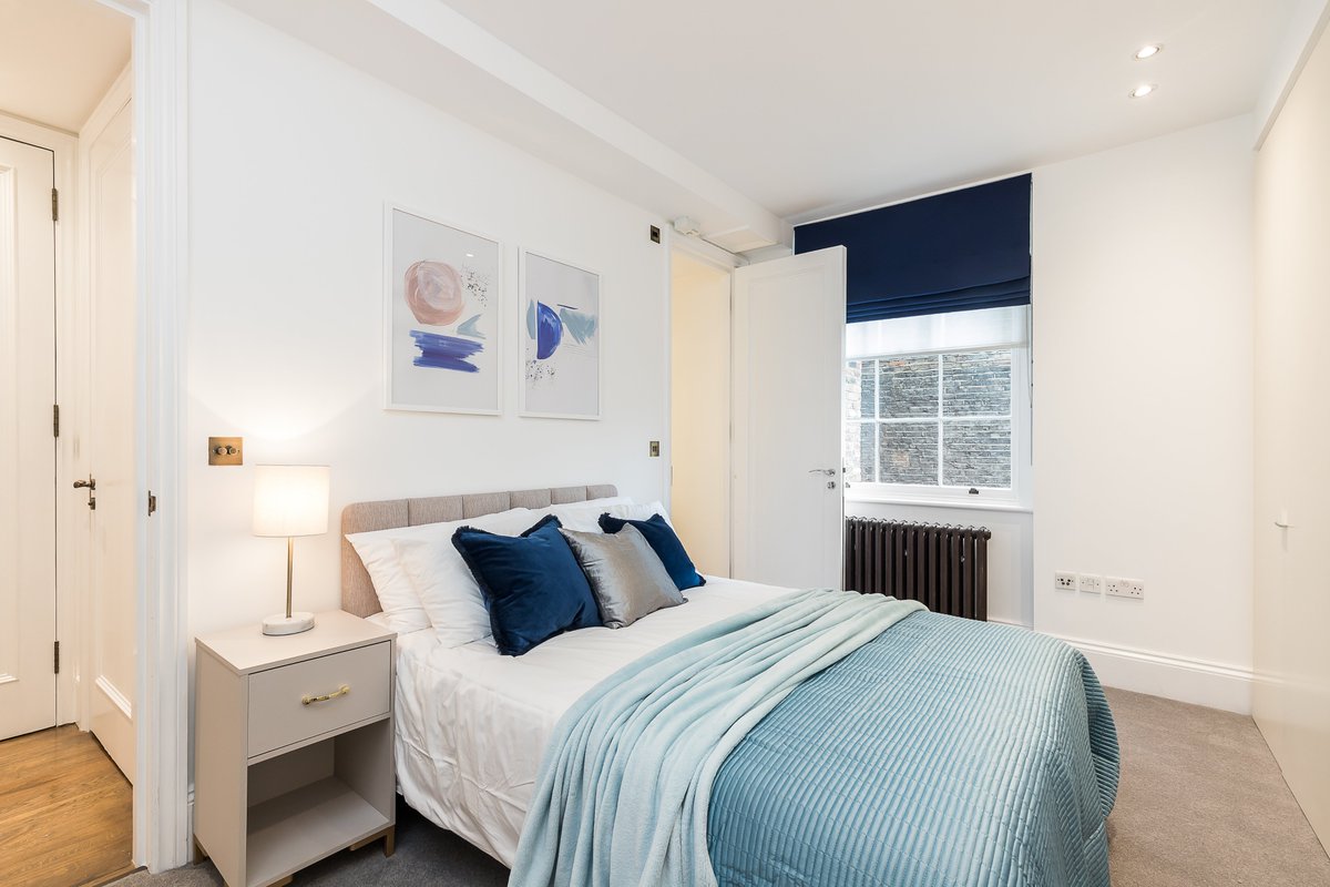 This elegant and newly refurbished one bedroom apartment is available to let fully furnished, moments from #HydePark and #OxfordStreet. Contact our #Mayfair office to book a viewing! bit.ly/2ZljPcJ