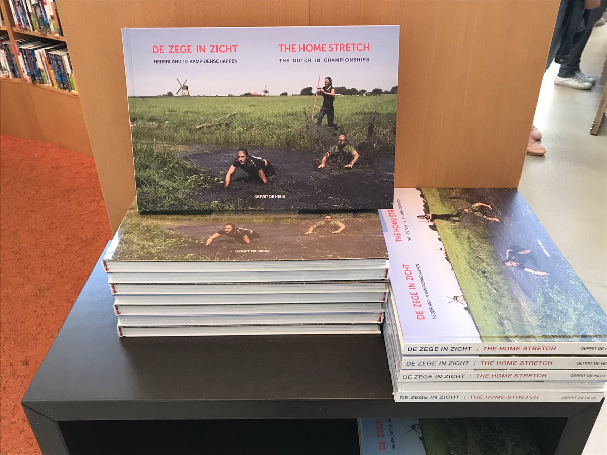 Ligt bij <a href="/Drvkkery/">De Drvkkery</a> in M’burg gewoon het prachtige, vaak hilarische en soms ontroerende #dezegeinzicht van @heusfoto. Mocht zelf ook bescheiden bijdrage leveren. Is evengoed een prachtboek!