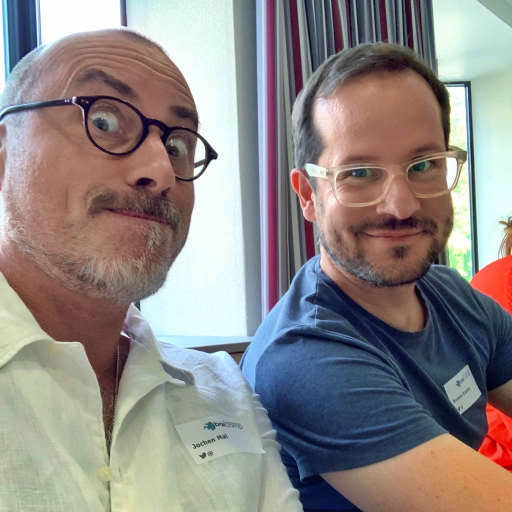 karrierebibel's tweet photo. Auf dem Bloggercamp in Dortmund lausche ich zusammen mit Rouven Kasten dem Thema „Gastautoren“… und machen Faxen. #cbb19 #bloggercamp https://t.co/EM0b8ct0Sl