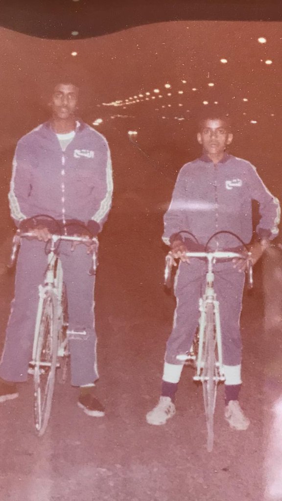 CyclistsModern's tweet photo. صورة مع اخي وشقيقي الاصغر متعدد المواهب عبدالله وهي في بدايات دخولي عالم الدراجات بنادي الفتح في عام 1978م. https://t.co/MzXZPsATem