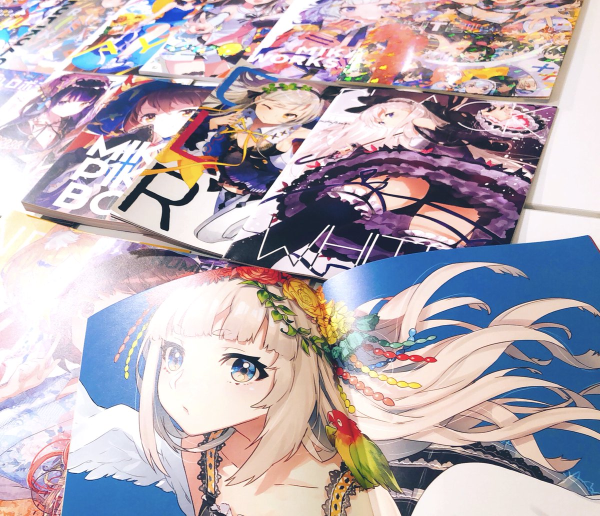 「Mika Pikazo展では
5年間の間にコミケ・コミティアで刊行した同人誌、色」|Mika Pikazoのイラスト