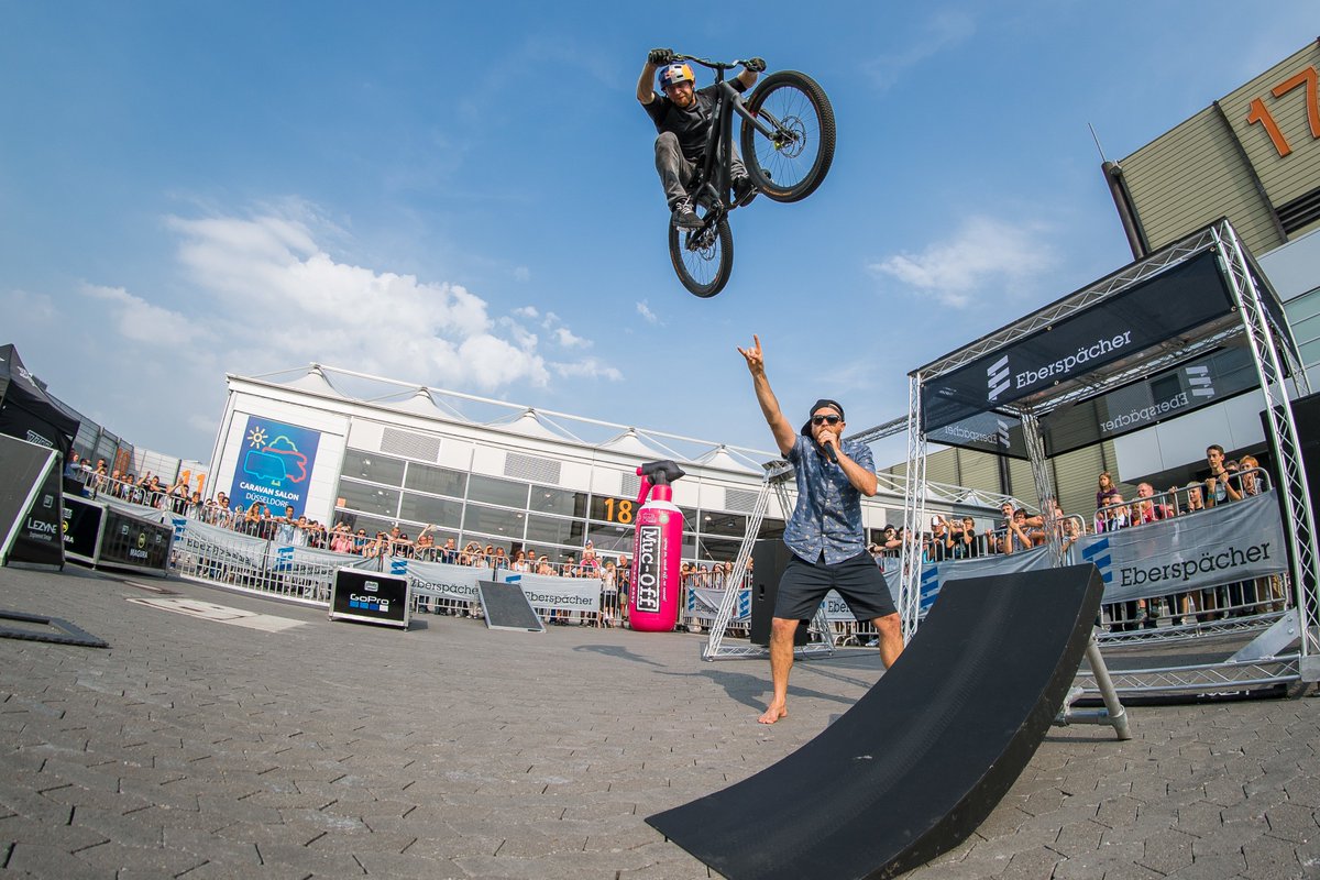 Bike action live: YouTube-star <a href="/danny_macaskill/">Danny MacAskill</a> and the team of the <a href="/DropAndRollTour/">Drop and Roll Tour</a> show how spectacular you can ride a bike – join us this weekend at the #Eberspaecher booth at the #CaravanSalon in #Düsseldorf bit.ly/2XWYwMR