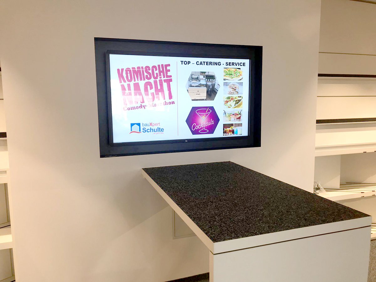 BauXpert Schulte setzt am Standort Rhede (im EDZ) auf digitalen Beratungsservice auf Basis des Konzepts AusstellungDigital der EUROBAUSTOFF.
Auf einem interaktiven Bildschirm werden interessierten Kunden – auch über RFID getriggert – digitale Produkterlebnisse vermittelt.