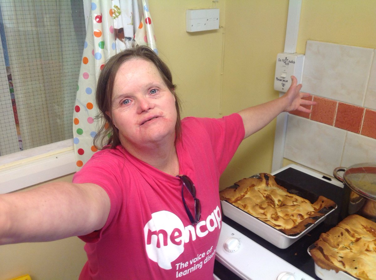 Mencapllanfylin's tweet photo. #Mencapmetime Rhian with our vegetarian leek and cheese pie, https://t.co/YnOCMCm2FY