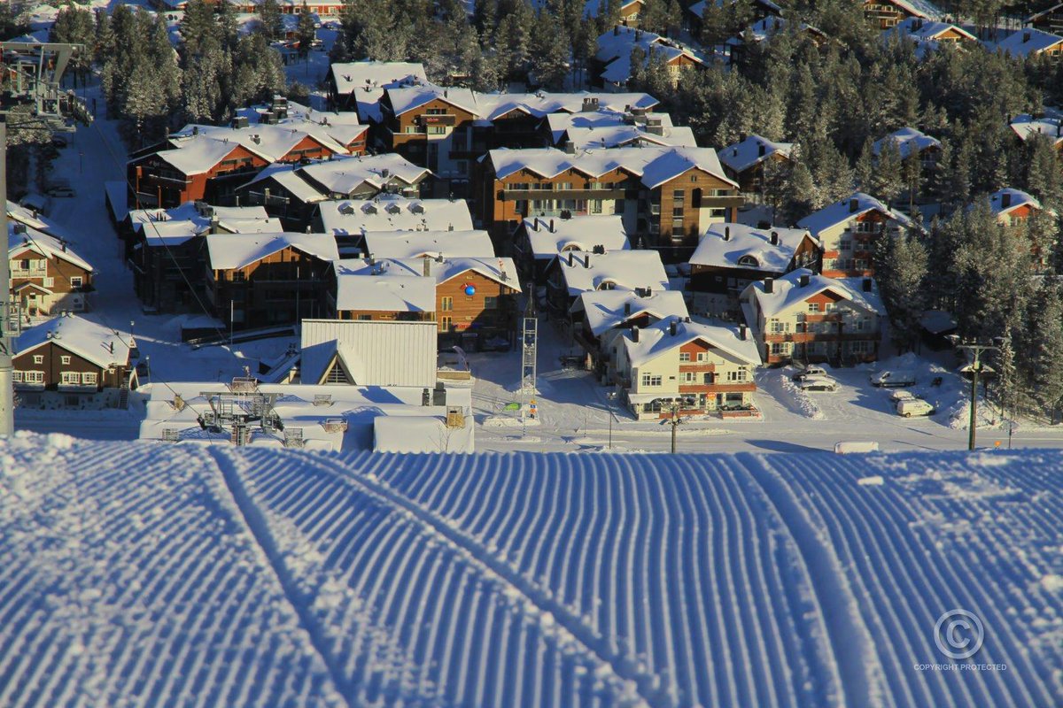 VisualFinland's tweet image. Levin alppikylä Levitunturin huipulta nähtynä. 

Joko saa alkaa haaveilemaan kevättalven laskettelureissuista?

Ks. isompana Visual Finland -kuvapankissa: visualfinland.com/downloads/kuva…

@VisitLevi @Levi_mobiili #levi #lappi #levitunturi #visitlapland #finland #visitfinland #matkailu