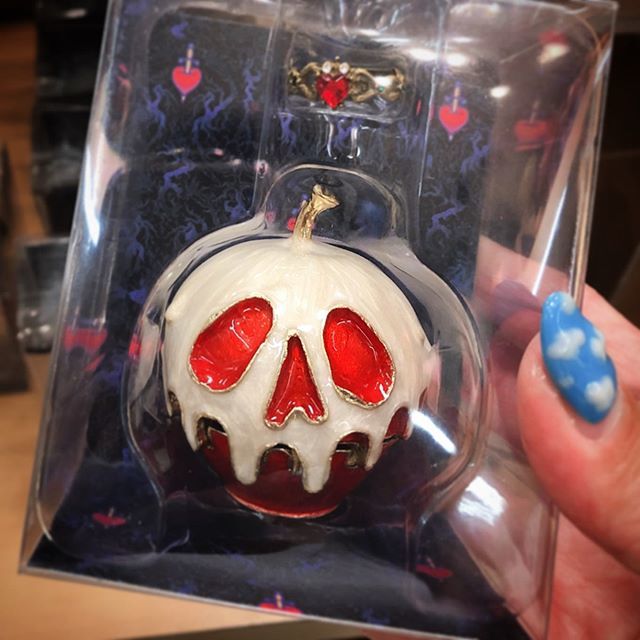 ℕꭿꭷꮇꮠ Poisonapple Snowwhite Disney Disneystore ポイズンアップル 毒りんご ディズニーストア 白雪姫 T Co K8mrqryeov